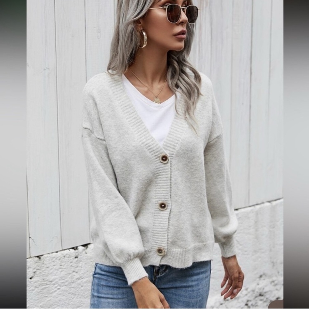 Bishop Sleeve  Light Gray V-Neck Button-Up Cardigan 👙